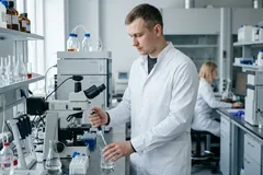 Лабораторный халат в исследовательской лаборатории