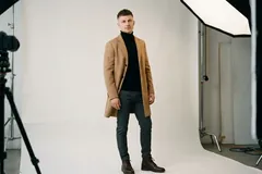 Мужское пальто на модели