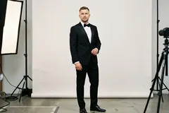 Мужской смокинг на модели