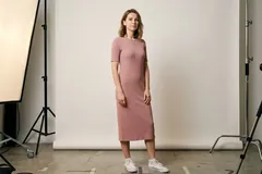 Повседневное трикотажное платье на модели