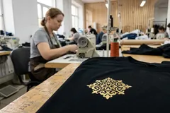 Металлизированная золотая шелкография на чёрной — макро