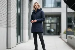Зимняя парка с капюшоном на манекене в цеху