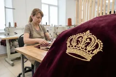 Металлизированная золотая вышивка на бордовом — макро