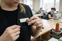 Velcro-шеврон на жилете официанта — макро