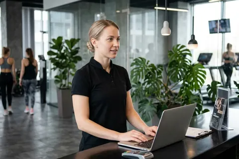 Фитнес-клубы и wellness — пошив униформы для администратора